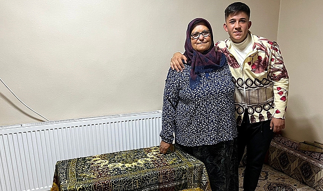 Antika perde furyasına ceket diktirip giyerek katıldı