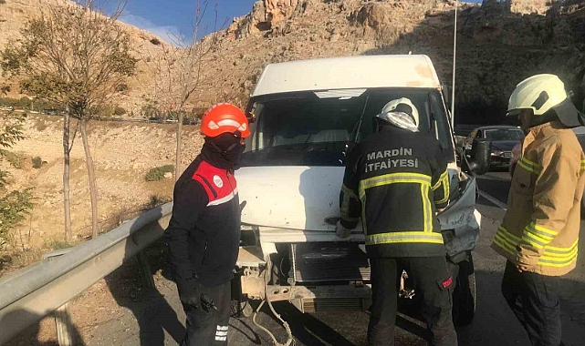 Bariyerlere çarpan minibüsün sürücüsü yaralandı