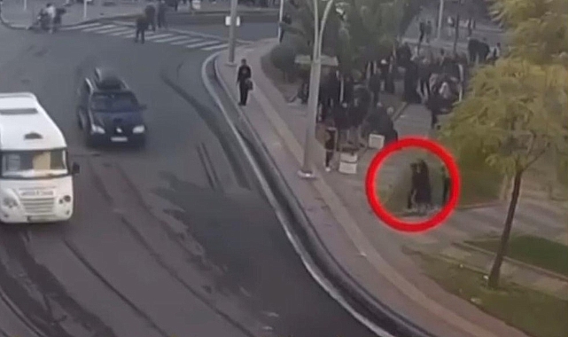 Bir annenin oğlunu terör yandaşlarının arasından çekip aldığı anlar kameraya yansıdı