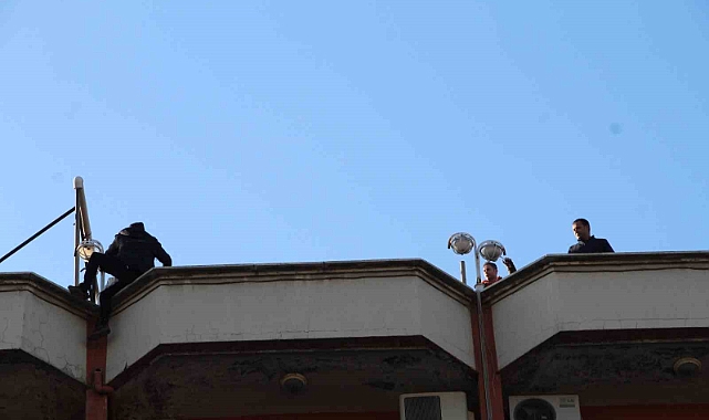 Çatıda korku dolu anlar: Polis şahsı ikna ederek indirdi