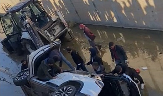 Dereye düşen hafif ticari aracın sürücüsü hayatını kaybetti