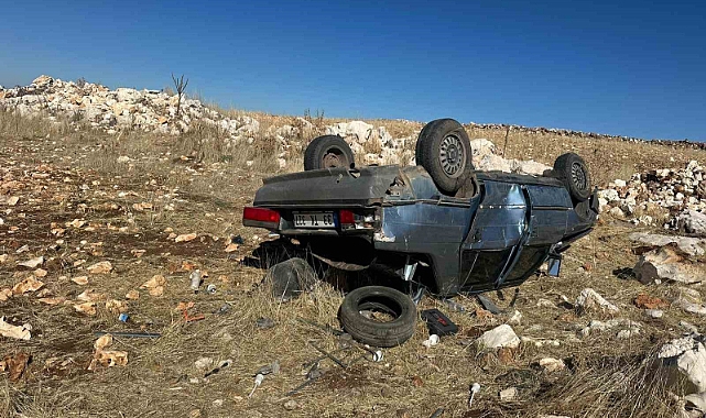 Devrilen otomobildeki 2 kişi yaralandı