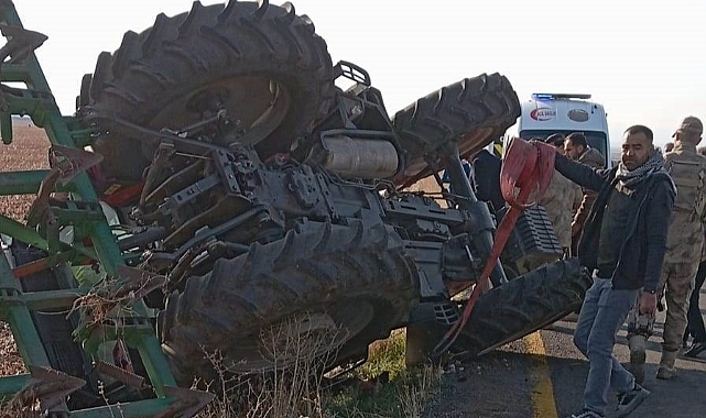 Devrilen traktör altında kalan sürücü hayatını kaybetti