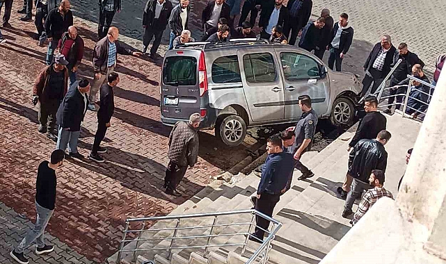 Direksiyon başında baygınlık geçiren sürücü, aracıyla hükümet konağına daldı