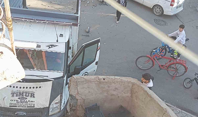 Hafif ticari araçla çarpışıp kontrolden çıkan kamyonet bahçe duvarına çarptı: 2 yaralı