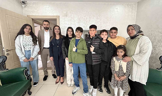Hediye kabul etmeyen öğretmenlerin adına Afrika’daki çocuklara çikolata dağıttılar