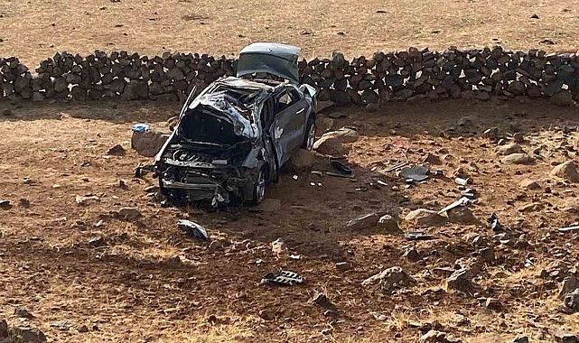 Hurdaya dönen otomobilde 2 kişi yaralandı
