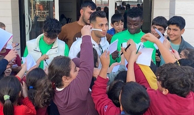İmza için yarıştılar