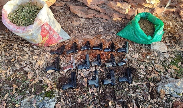 Jelikan bidon ve çuval içinde 16 adet tabanca ele geçirildi