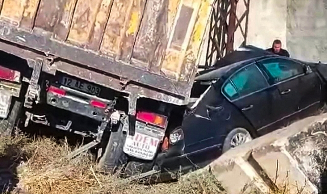 Kamyon otomobili biçti: 1 ölü