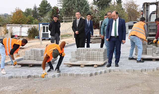 KARAKÖPRÜ'DE YOLLAR KİLİTLİ PARKEYLE YENİLENİYOR