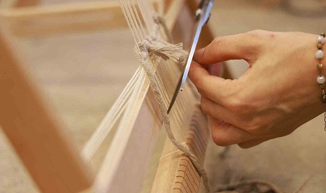 Moda Akademisi’nde öğrenciler Hereke ipek halısı dokumayı öğrendi