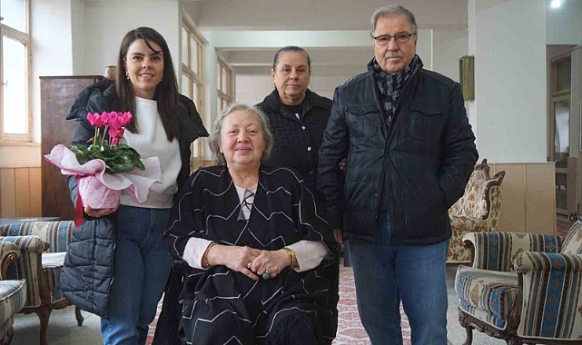 Öğretmen, geleceğe hazırladığı öğrencisi ile 24 yıl sonra bir araya geldi