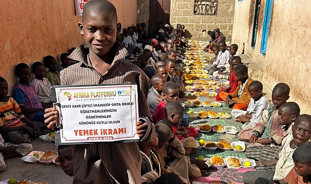 Öğretmenler Günü’nde Afrikalı çocukları doyurdular