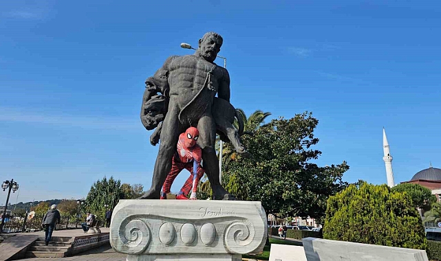 Örümcek adam kostümüyle mağarayı gezdi