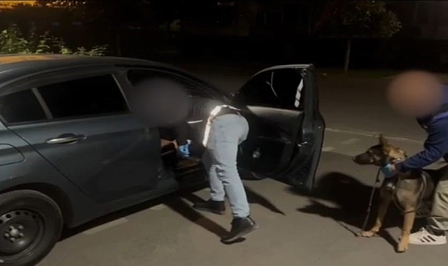 Otomobilde 2 kilo skunk ele geçirildi, 3 kişi tutuklandı