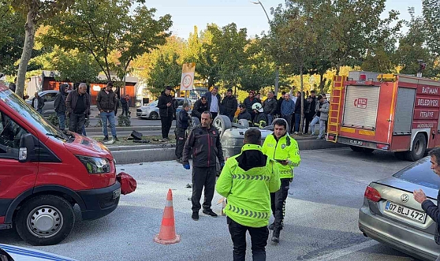 Sürücüsünün direksiyon hakimiyetini kaybettiği otomobil takla attı