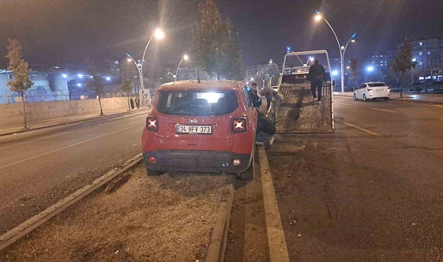 Sürücüsünün kontrolünden çıkan cip refüje çıktı: 1 yaralı