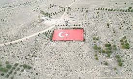 Türkiye’nin en büyük beton Türk bayrağı yeniden boyandı