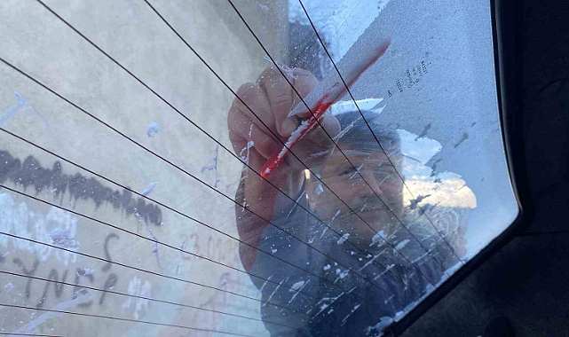 Uzmanından tavsiye: Buzlanan camı zarar vermeden nasıl çözeriz!