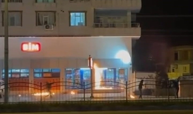 Vatandaşlar alışveriş yaptığı sırada molotof atan terör yandaşları marketi ateşe verdi