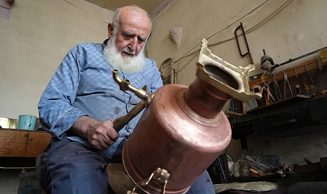 81 yaşındaki ustanın yaptığı bakır semaverler 20 bin TL’den satılıyor, yurt dışından bile talep görüyor