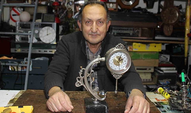 Artık malzemelerle yaptığı saate, bakan bir daha bakıyor