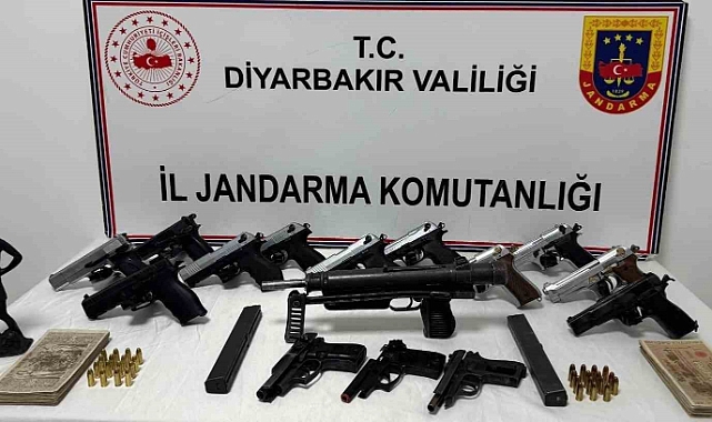 Av bayisinde kaçak silahlar ve tarihi eserler ele geçirildi