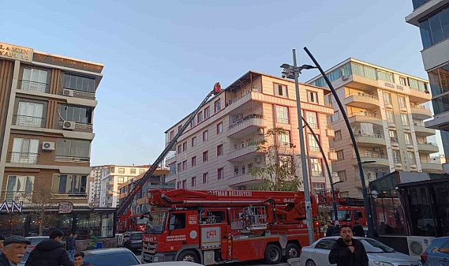 Bacada çıkan yangın çatıya sıçradı