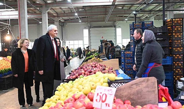 Başkan Bakkalcıoğlu pazar esnafını ziyaret etti