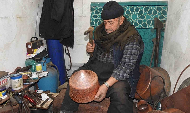 Bir metrekarelik dükkanda bakıra adanmış ömür