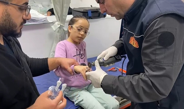 Çocuğun parmağına sıkışan metal, itfaiye ekiplerince çıkarıldı
