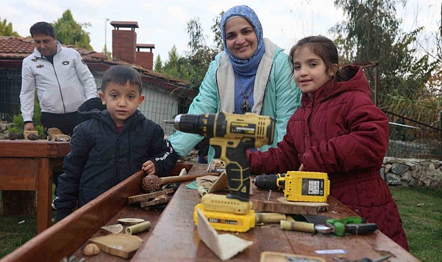 Çocuklar, hayallerindeki arabaları marangozluk atölyesinde aileleriyle birlikte yaptılar