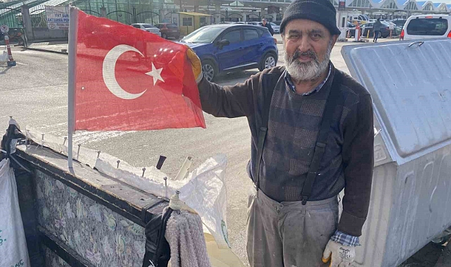 Çöpe atılan Türk bayraklarını toplayıp bisikletinde dalgalandırıyor