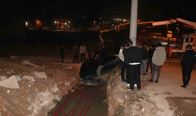 Çukura düşen araç vinçle çıkarıldı