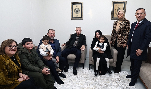 Cumhurbaşkanı Erdoğan, Gaziantep’te depremzede aileye misafir oldu