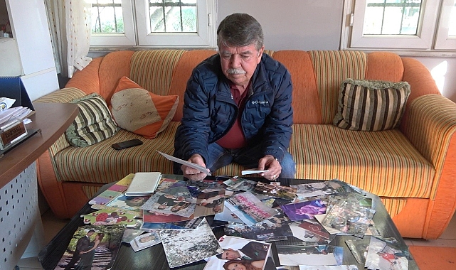 Depremin 22. ayında enkazdan çıkardığı fotoğrafları sahiplerine teslim eden muhtar yürekleri ısıttı