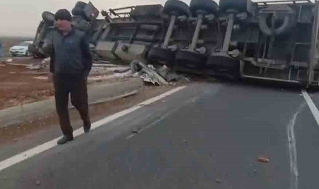 Devrilen tırın sürücüsü yaralandı