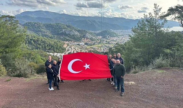 Dört mahalle muhtarından Türk bayrağına vefa