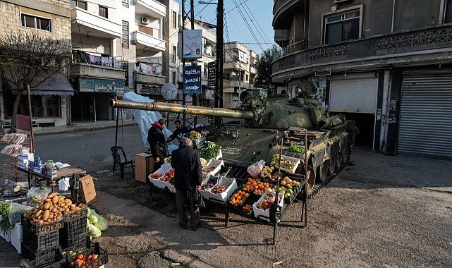 Esad'ın tankını manav dükkanına çevirdi