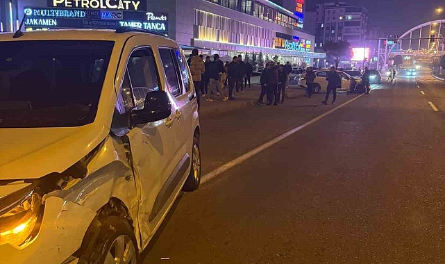 Hafif ticari araç ile otomobil çarpıştı: 2 yaralı