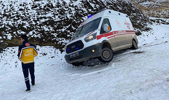 Karda mahsur kalan ambulans, İl Özel İdaresi ekiplerince kurtarıldı