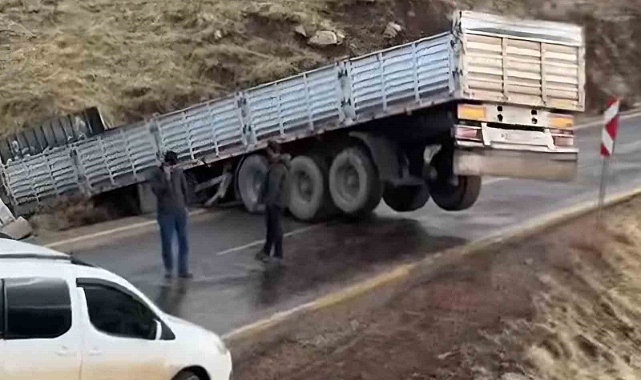 Kayganlaşan yolda tır devrildi