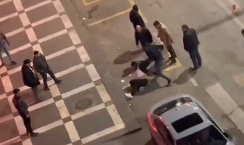 Acımasızca vurdu, herkes seyretti