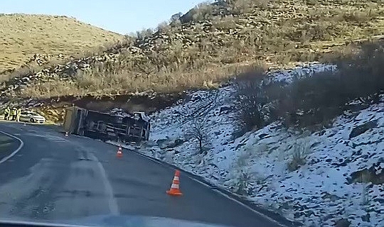 Kontrolünden çıkan kamyon devrildi