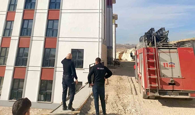 Maaşını alamadığını iddia eden işçi çatıya çıktı