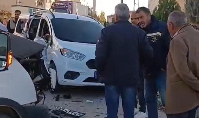 Minibüs ile hafif ticari araç çarpıştı: 1 yaralı