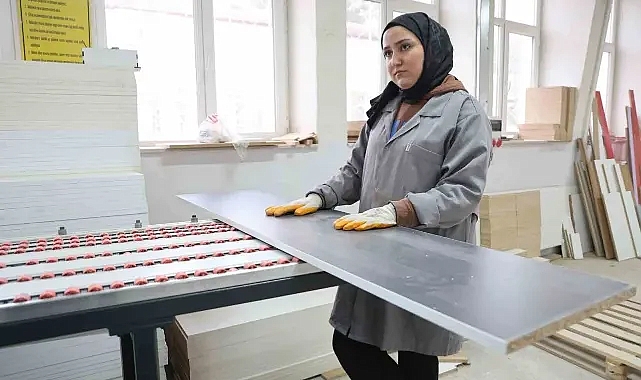 Mobilya bölümünün tek kız öğrencisi: Kulağında kalem elinde çekiç, erkeklere taş çıkartıyor