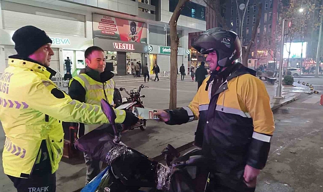 Motosiklet sürücülerine ’Hızını azalt ömrünü uzat’ broşürü dağıtıldı