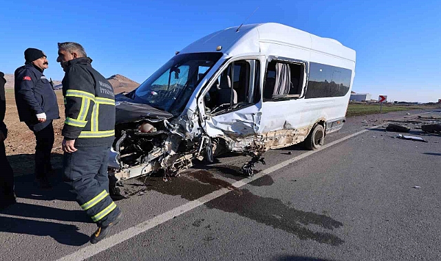 Öğretmen servisi ile otomobil çarpıştı: 12 yaralı